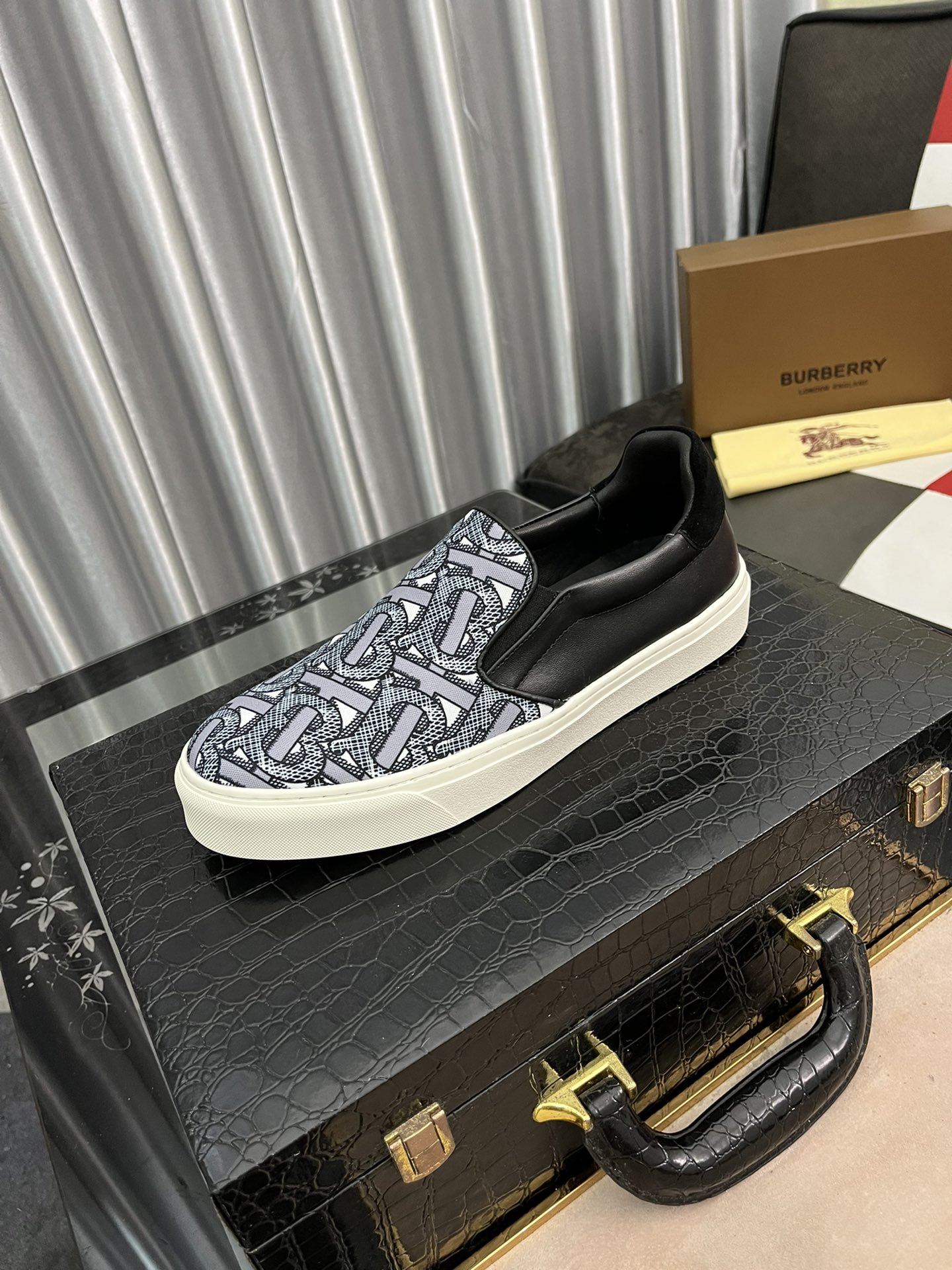 I0  我 Burberry 巴宝莉 ‼️男士最一脚蹬乐福休闲鞋✔️专柜同步上市原版一比一复刻🎩面料：意大利进口防水面料、做工纯手工拉线，生胶透气防滑大底，内里透气舒适小绵羊羊皮，密度 G5 ％舒适，原版橡胶大底耐磨 ✔️