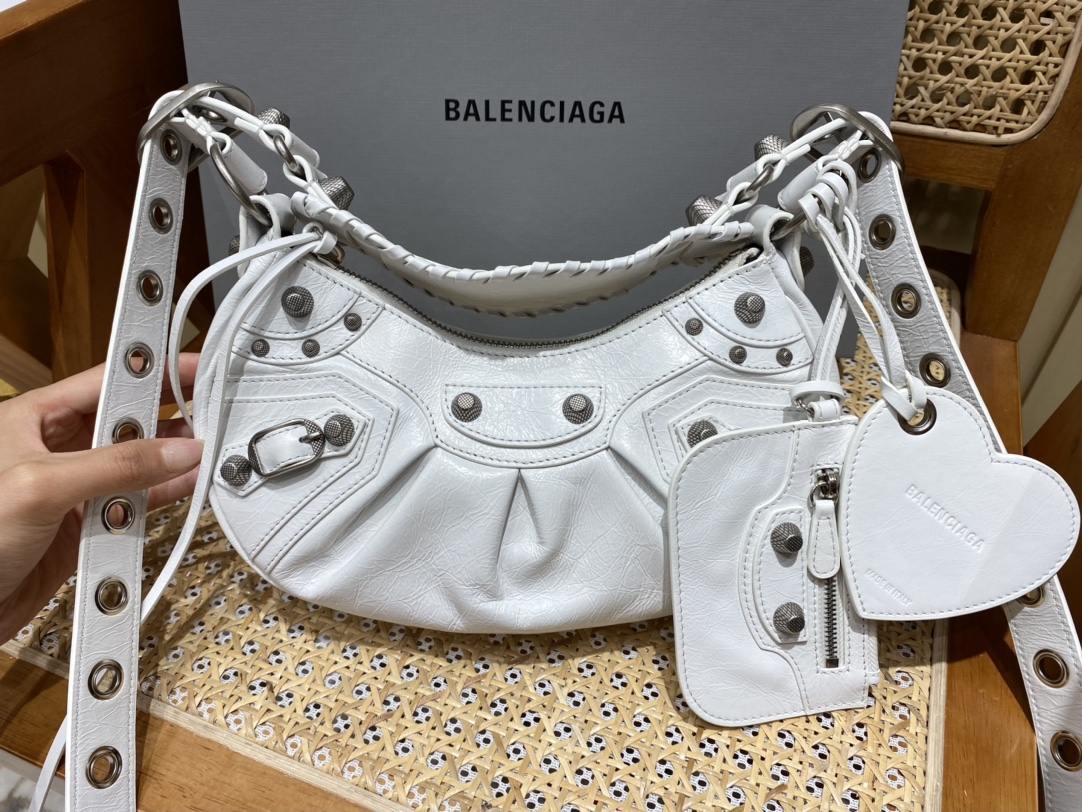 Balenciaga Le Cagole 26CM 抓皱牛皮月牙包 671309奶白色