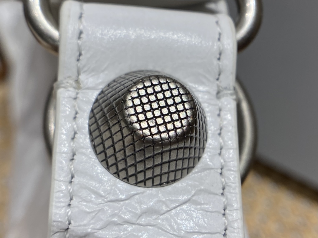 Balenciaga Le Cagole 26CM 抓皱牛皮月牙包 671309奶白色