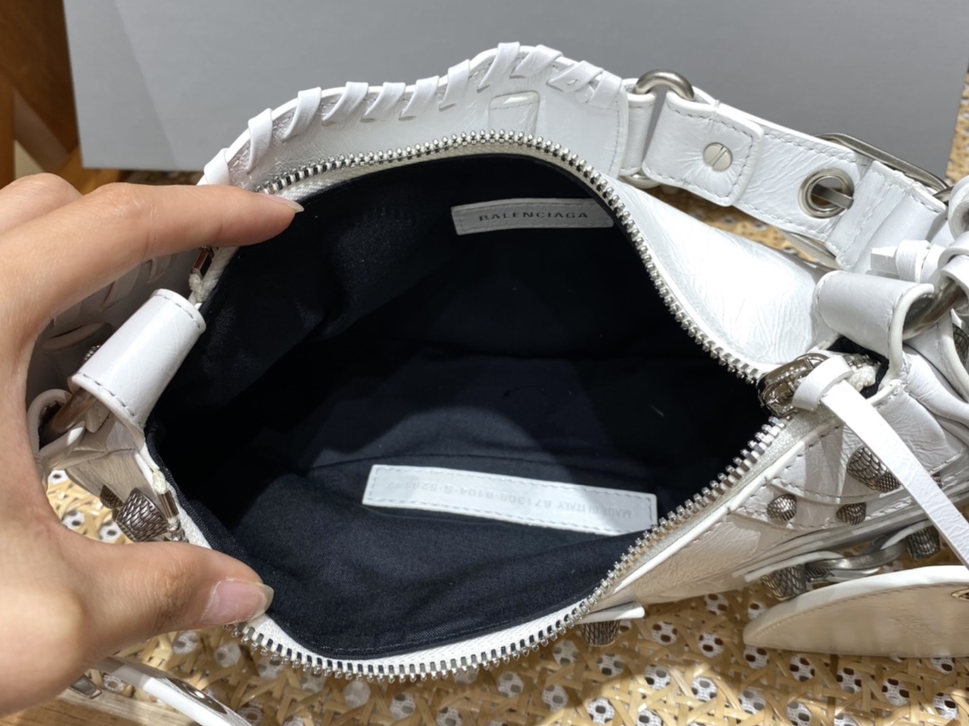 Balenciaga Le Cagole 26CM 抓皱牛皮月牙包 671309奶白色