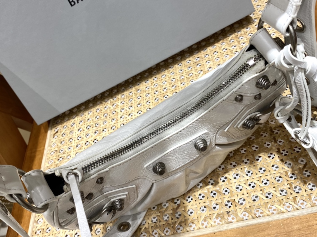 Balenciaga Le Cagole 26CM 抓皱牛皮月牙包 671309奶白色