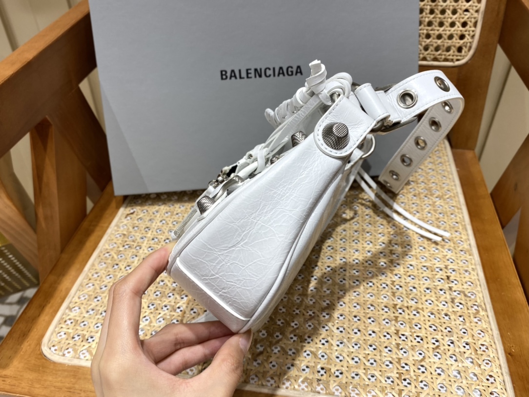 Balenciaga Le Cagole 26CM 抓皱牛皮月牙包 671309奶白色