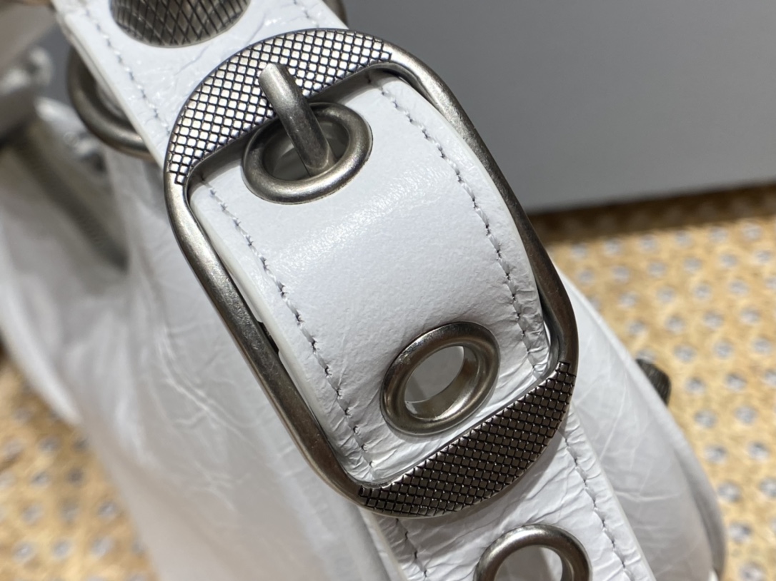 Balenciaga Le Cagole 26CM 抓皱牛皮月牙包 671309奶白色