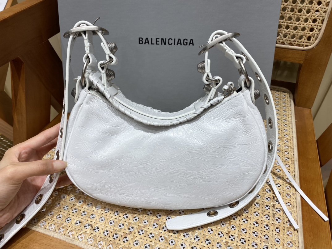 Balenciaga Le Cagole 26CM 抓皱牛皮月牙包 671309奶白色