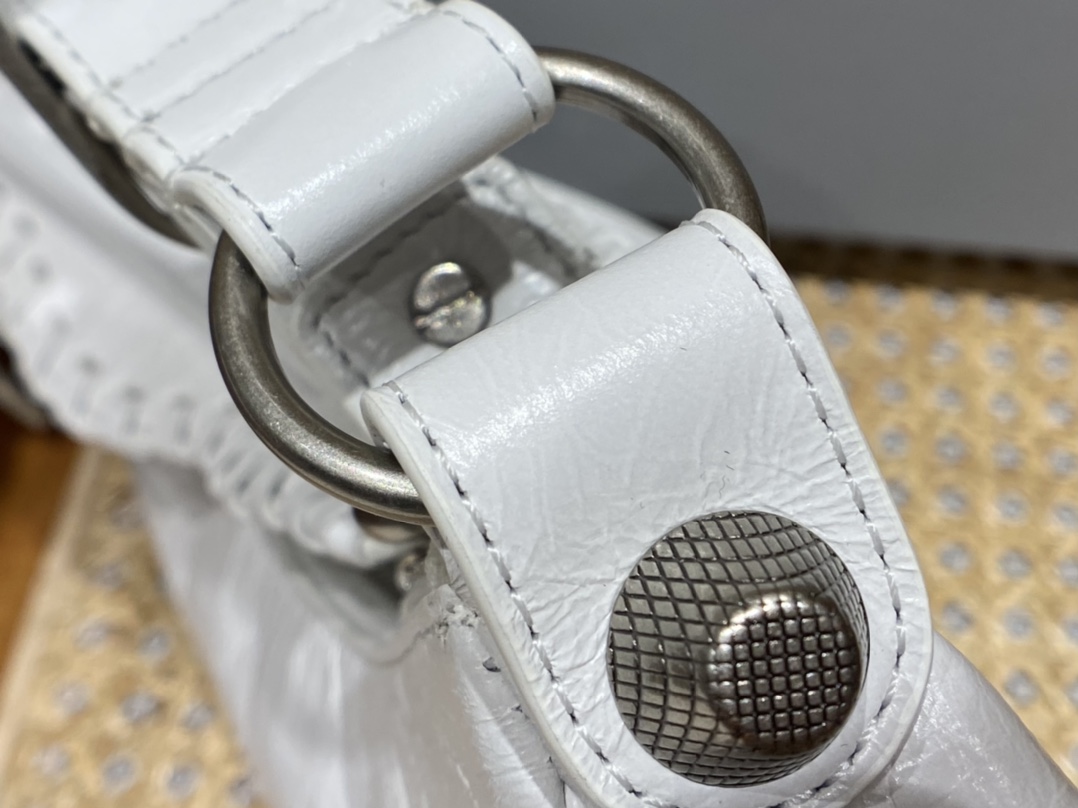Balenciaga Le Cagole 26CM 抓皱牛皮月牙包 671309奶白色