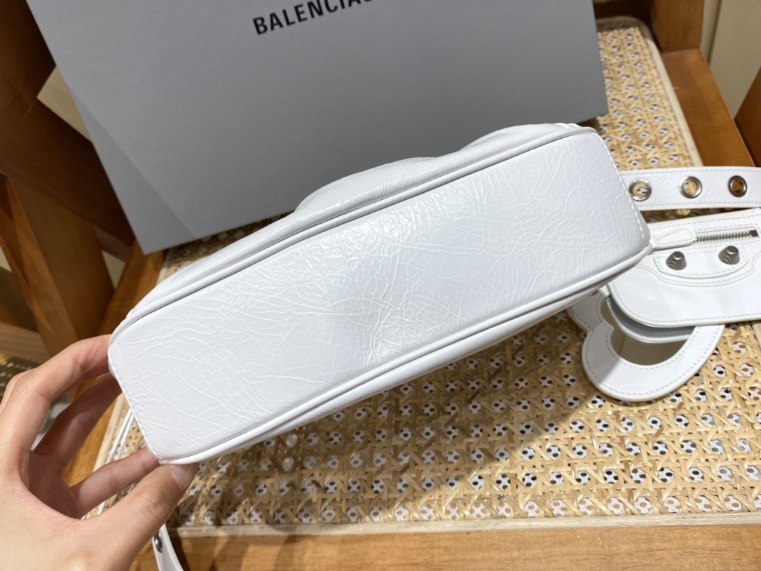 Balenciaga Le Cagole 26CM 抓皱牛皮月牙包 671309奶白色