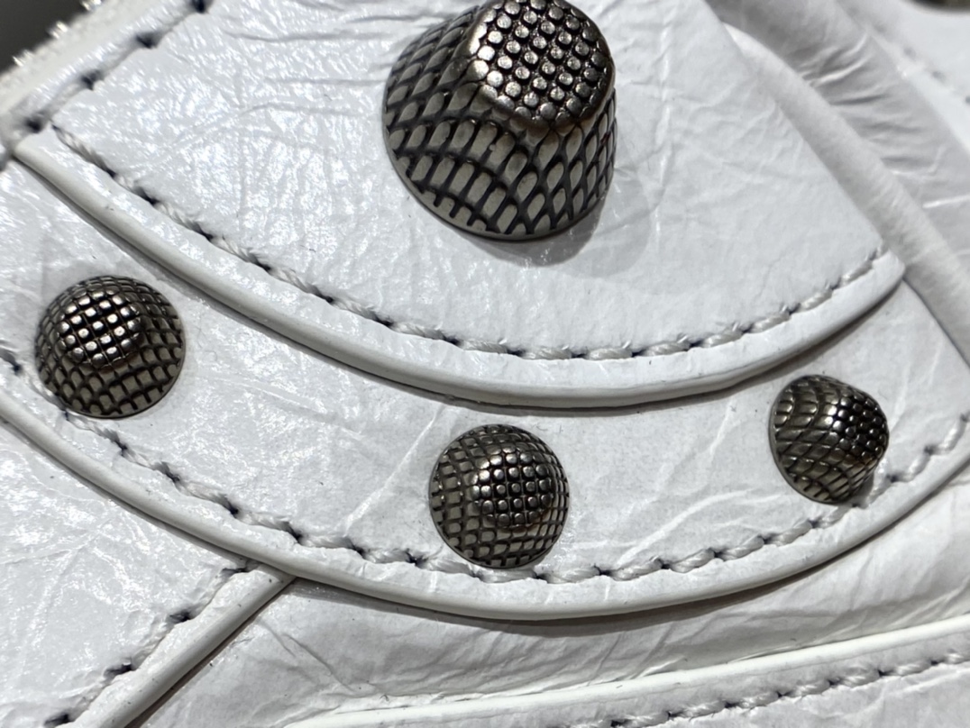 Balenciaga Le Cagole 26CM 抓皱牛皮月牙包 671309奶白色