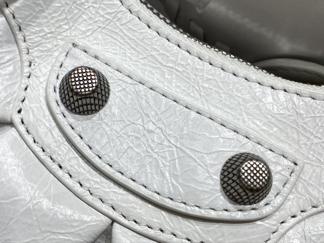 Balenciaga Le Cagole 26CM 抓皱牛皮月牙包 671309奶白色