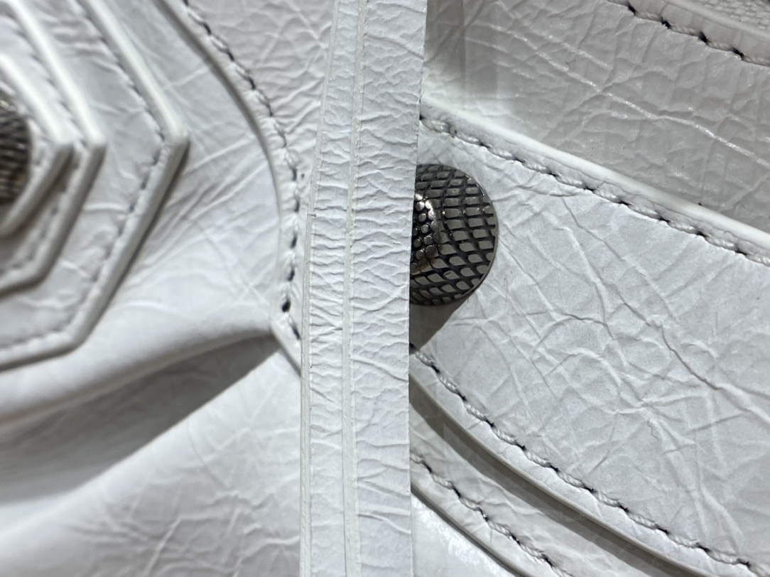 Balenciaga Le Cagole 26CM 抓皱牛皮月牙包 671309奶白色