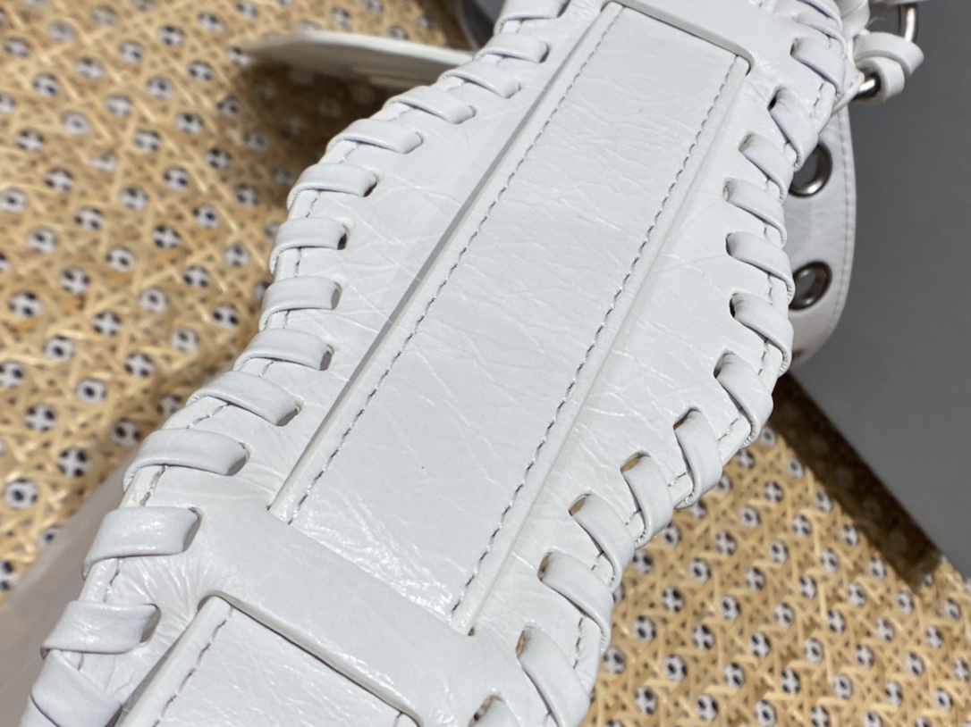Balenciaga Le Cagole 26CM 抓皱牛皮月牙包 671309奶白色