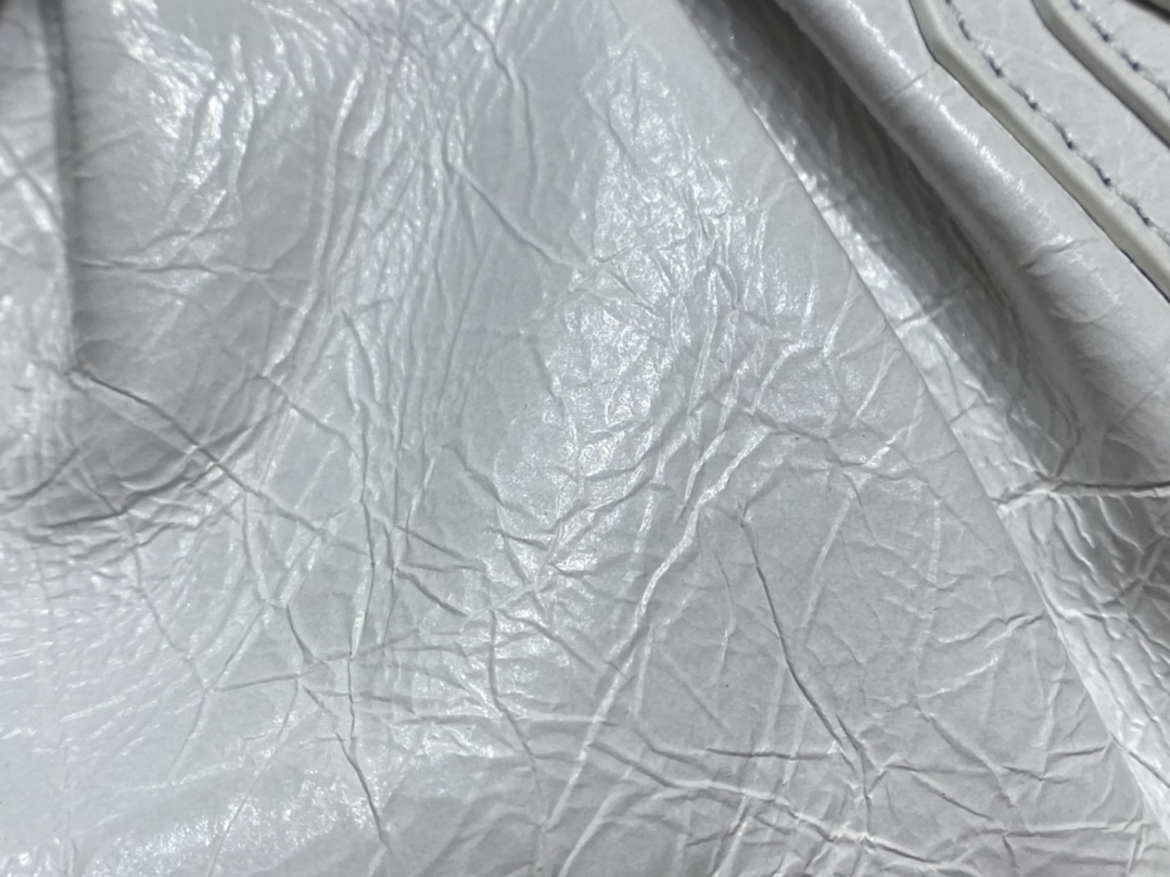 Balenciaga Le Cagole 26CM 抓皱牛皮月牙包 671309奶白色