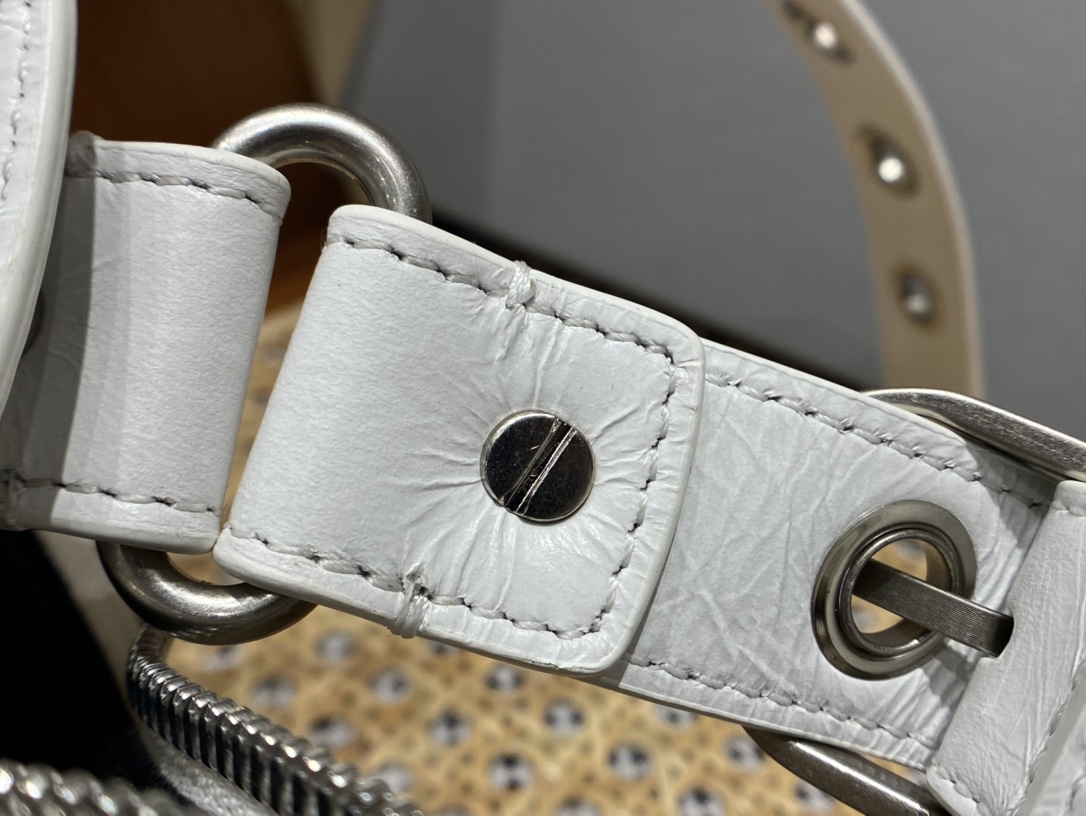 Balenciaga Le Cagole 26CM 抓皱牛皮月牙包 671309奶白色