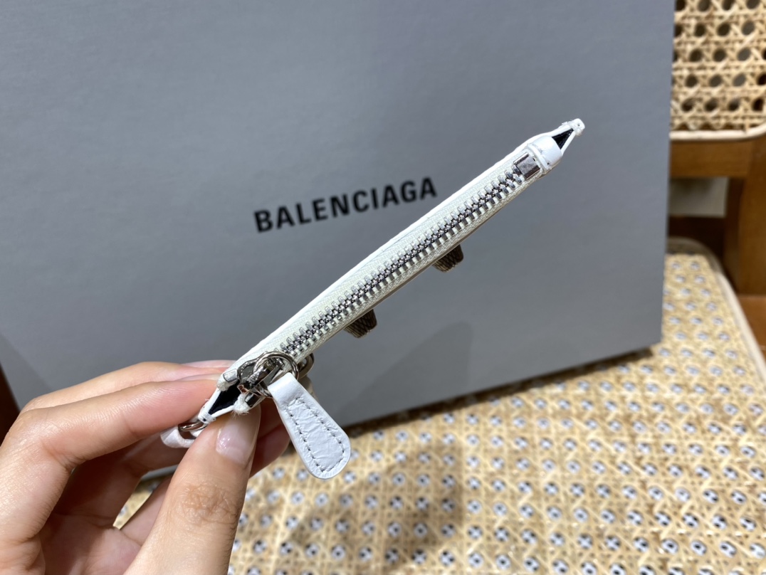 Balenciaga Le Cagole 26CM 抓皱牛皮月牙包 671309奶白色