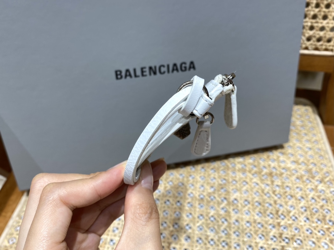 Balenciaga Le Cagole 26CM 抓皱牛皮月牙包 671309奶白色