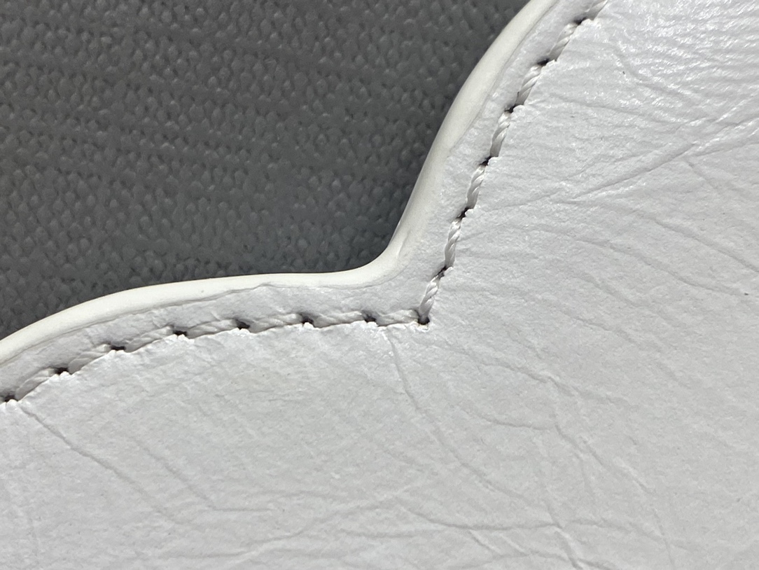 Balenciaga Le Cagole 26CM 抓皱牛皮月牙包 671309奶白色