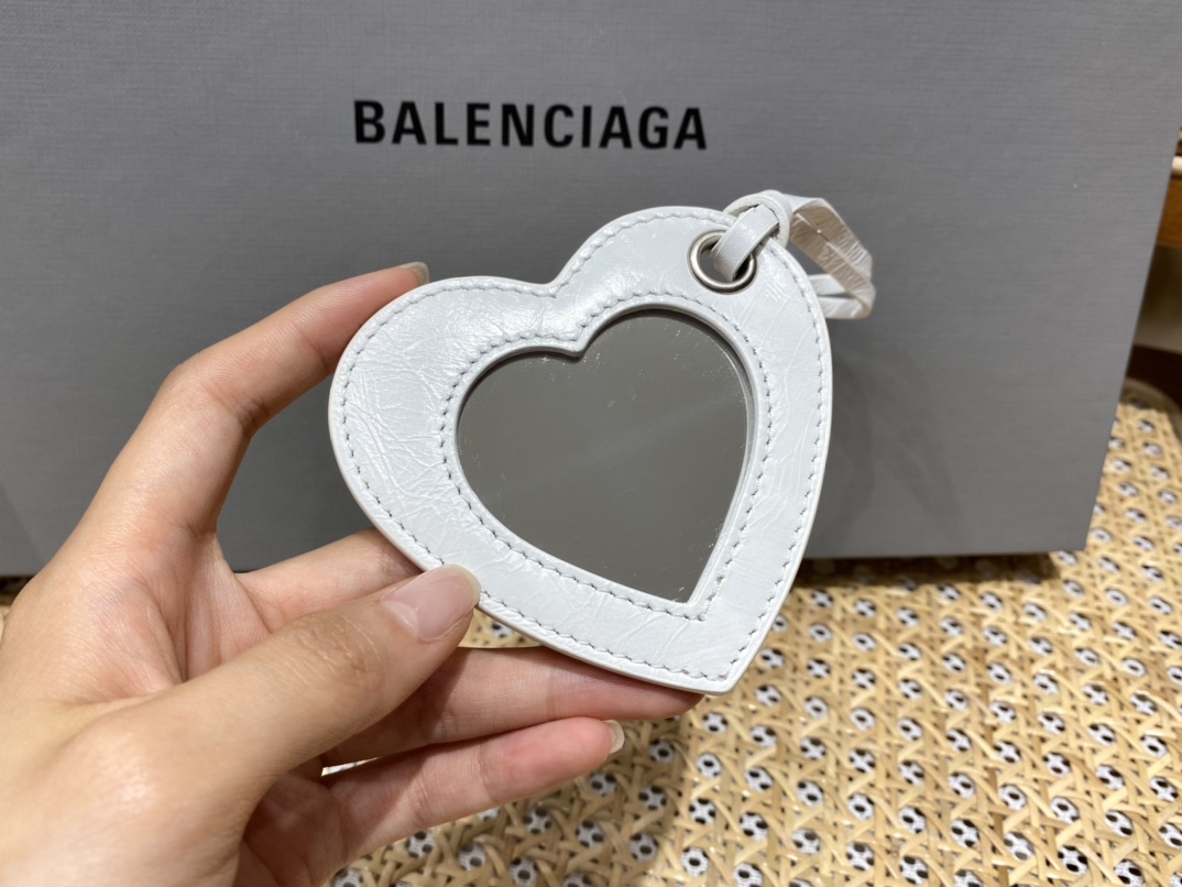 Balenciaga Le Cagole 26CM 抓皱牛皮月牙包 671309奶白色