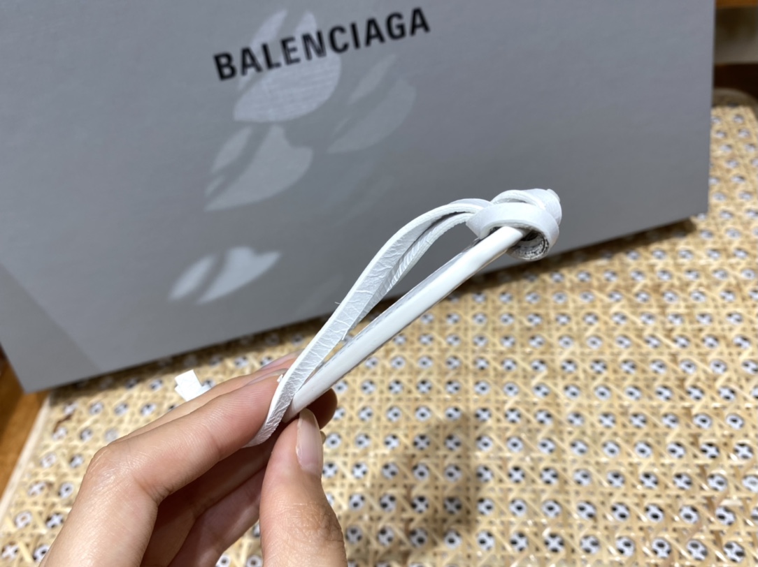 Balenciaga Le Cagole 26CM 抓皱牛皮月牙包 671309奶白色