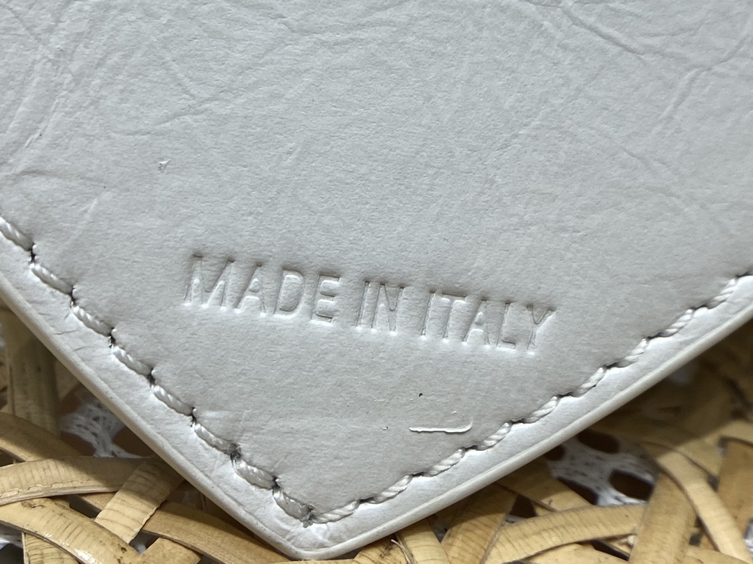 Balenciaga Le Cagole 26CM 抓皱牛皮月牙包 671309奶白色