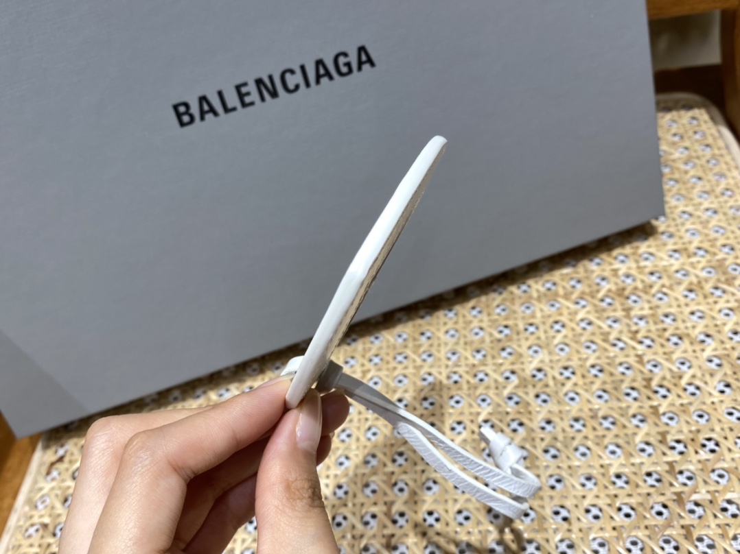 Balenciaga Le Cagole 26CM 抓皱牛皮月牙包 671309奶白色