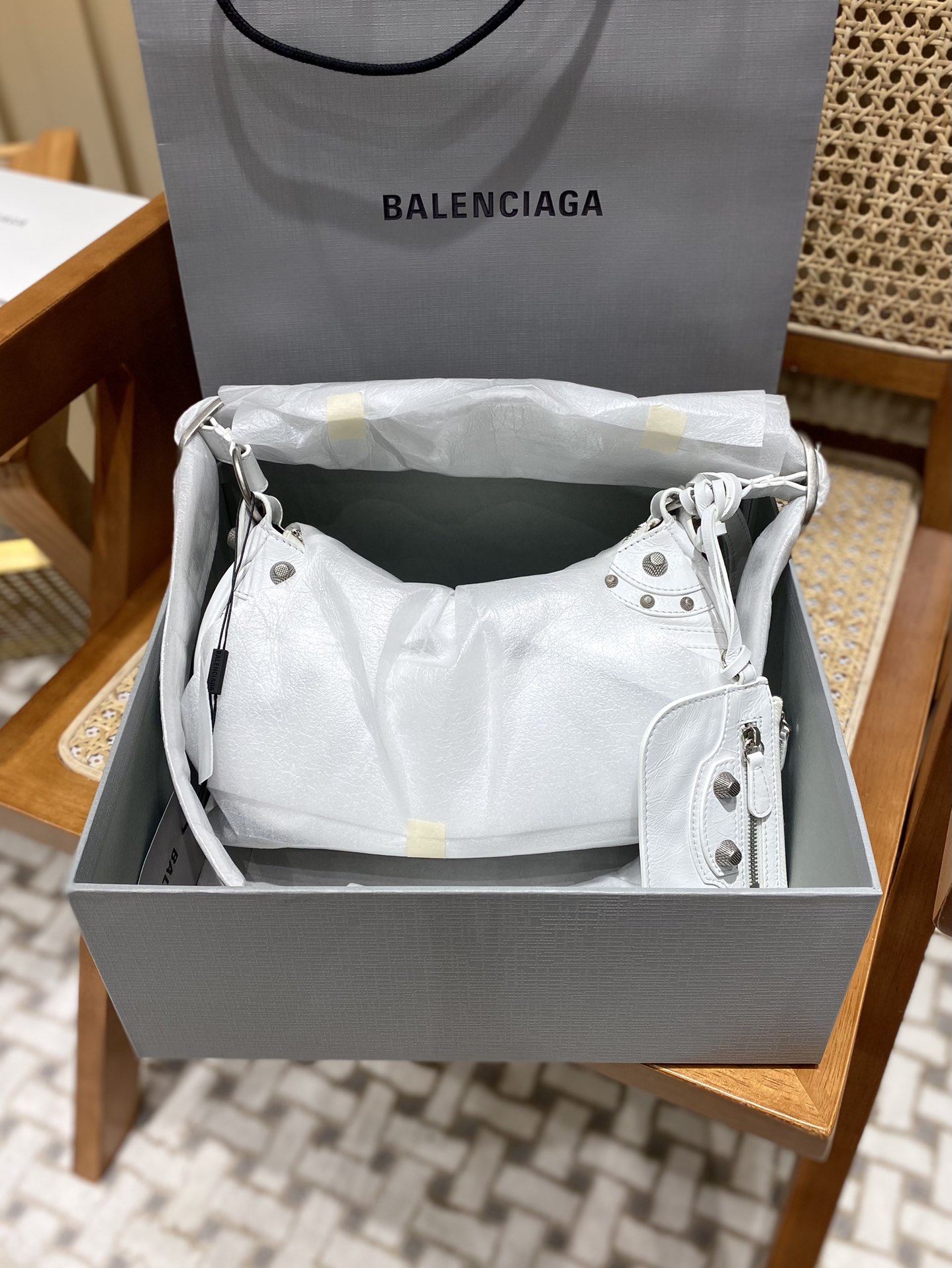 Balenciaga Le Cagole 26CM 抓皱牛皮月牙包 671309奶白色