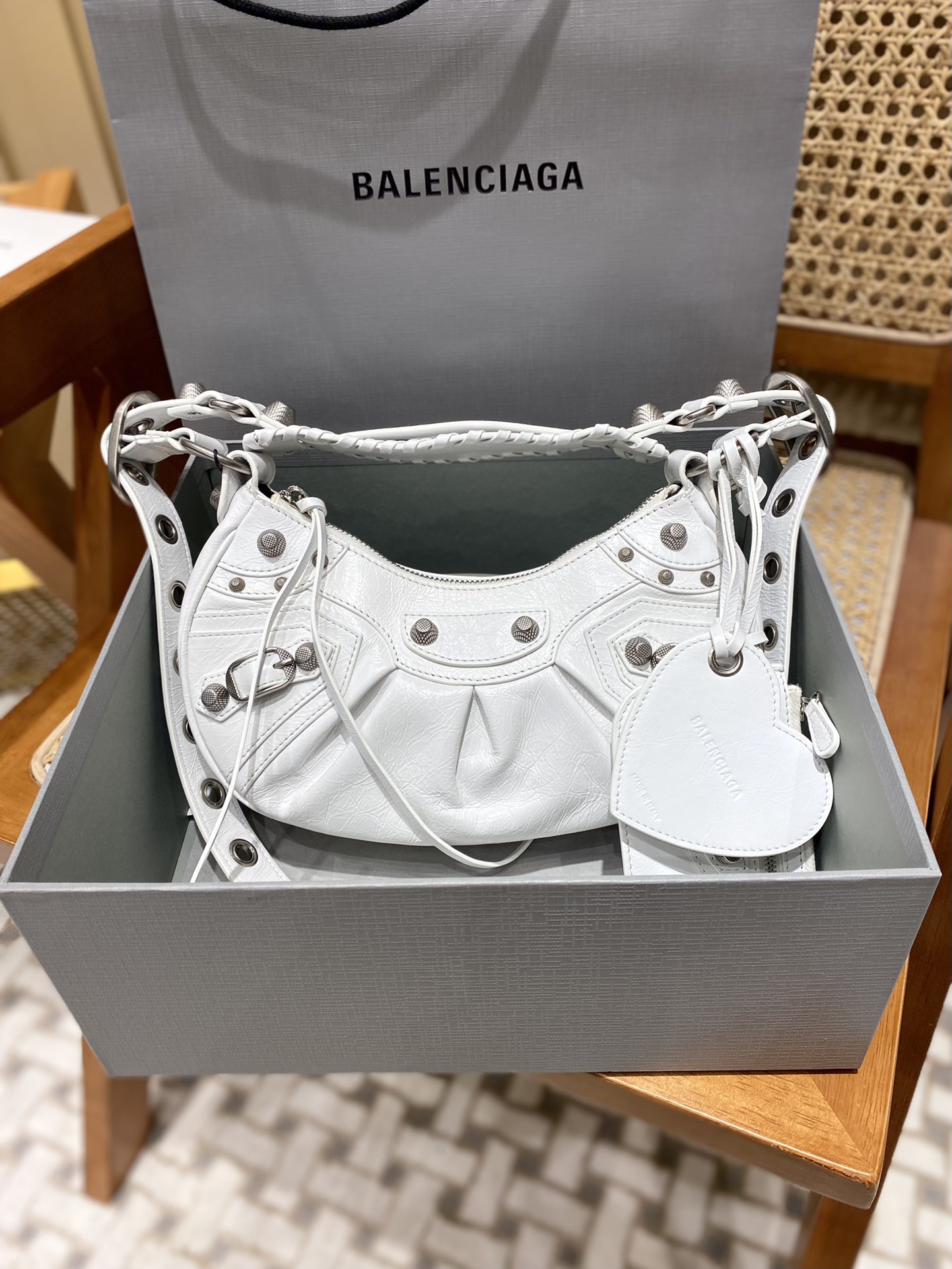 Balenciaga Le Cagole 26CM 抓皱牛皮月牙包 671309奶白色