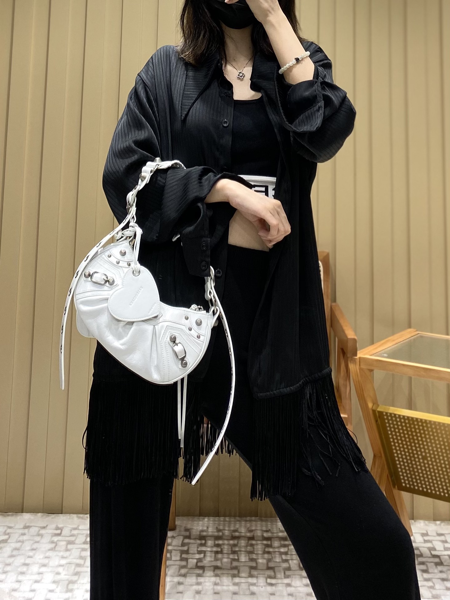 Balenciaga Le Cagole 26CM 抓皱牛皮月牙包 671309奶白色