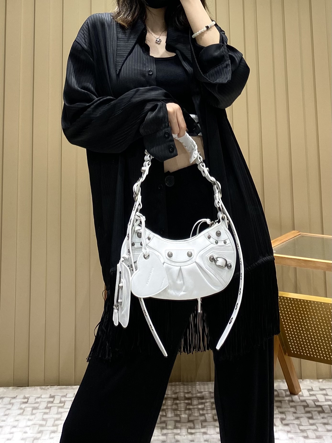 Balenciaga Le Cagole 26CM 抓皱牛皮月牙包 671309奶白色