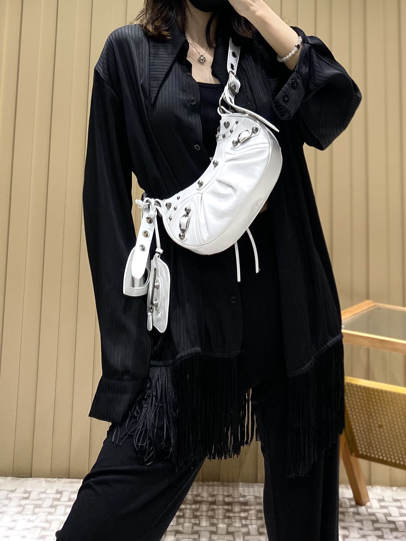 Balenciaga Le Cagole 26CM 抓皱牛皮月牙包 671309奶白色