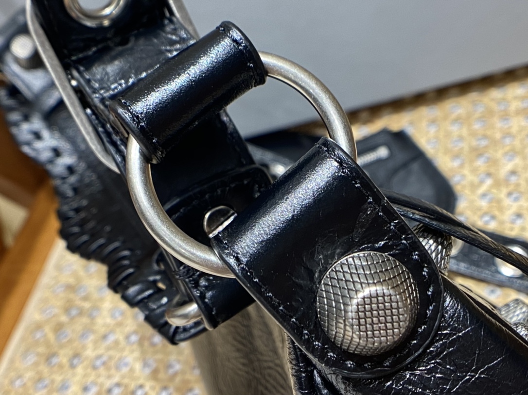 Balenciaga Le Cagole 26CM 抓皱牛皮月牙包 671309黑色