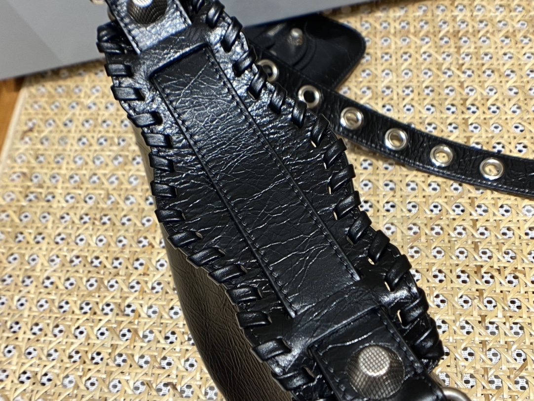 Balenciaga Le Cagole 26CM 抓皱牛皮月牙包 671309黑色