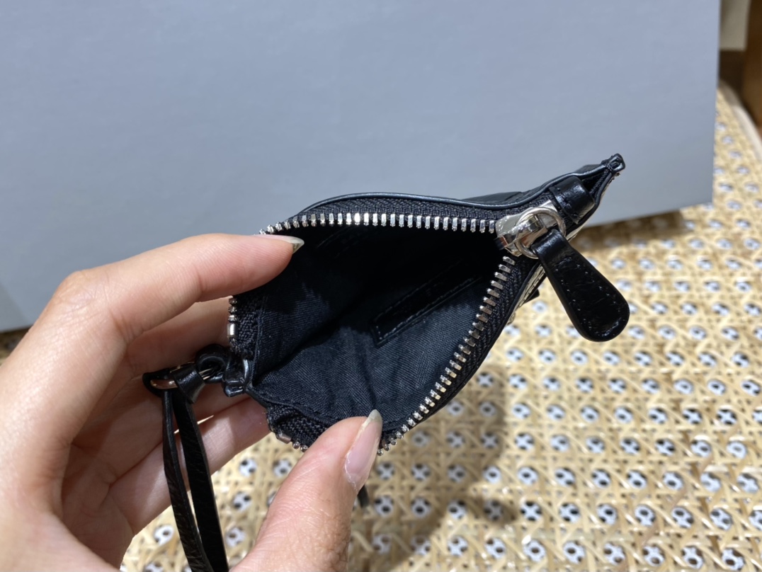 Balenciaga Le Cagole 26CM 抓皱牛皮月牙包 671309黑色