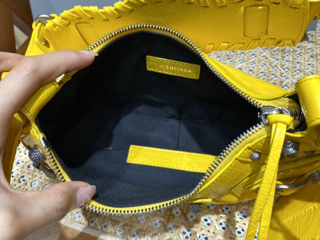 Balenciaga Le Cagole 26CM 抓皱牛皮月牙包 671309亮黄色