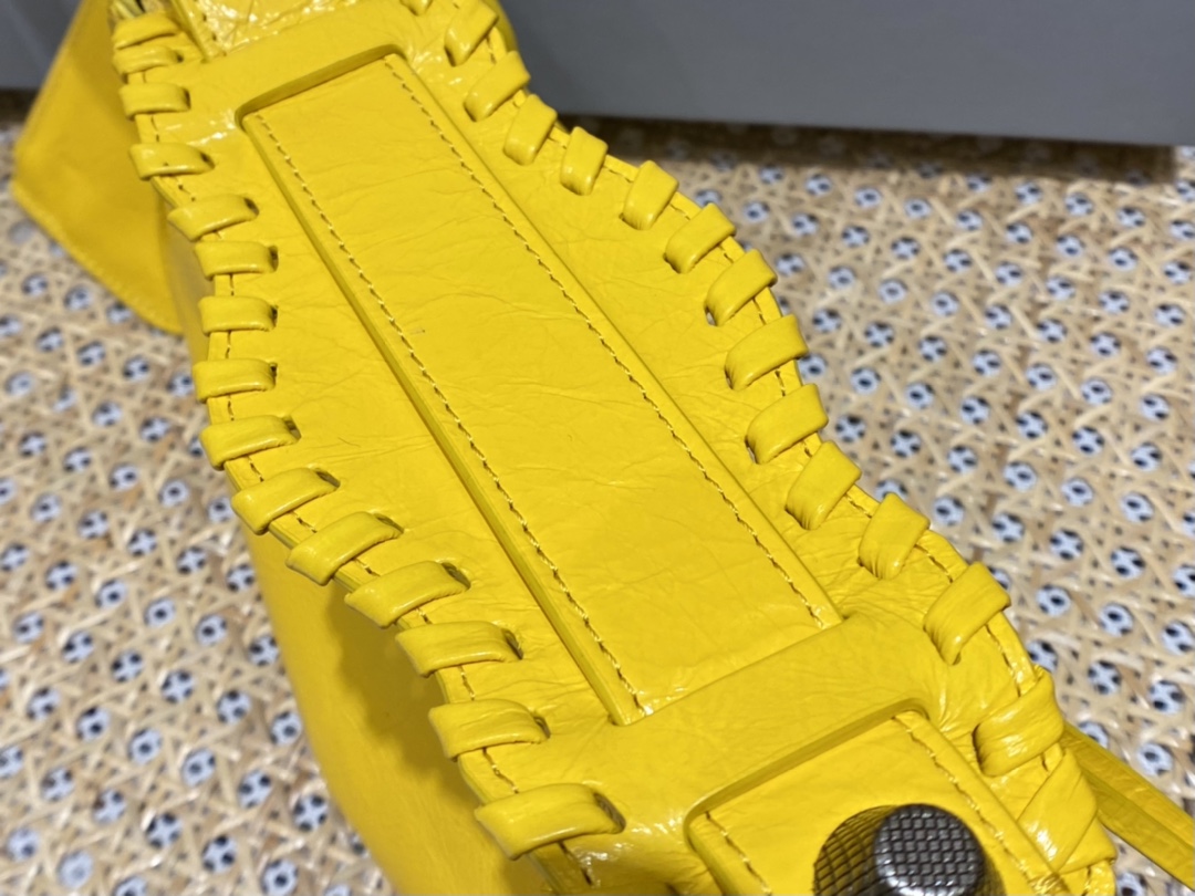 Balenciaga Le Cagole 26CM 抓皱牛皮月牙包 671309亮黄色