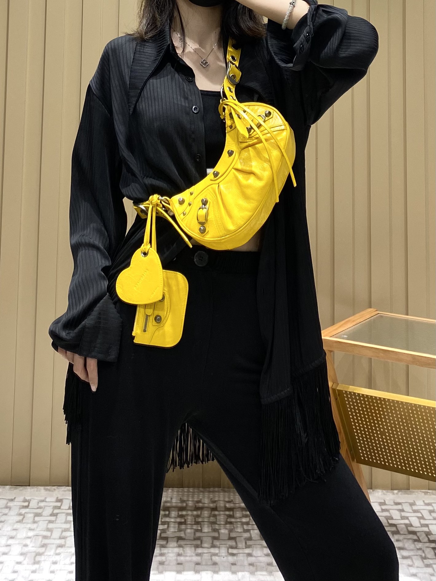 Balenciaga Le Cagole 26CM 抓皱牛皮月牙包 671309亮黄色