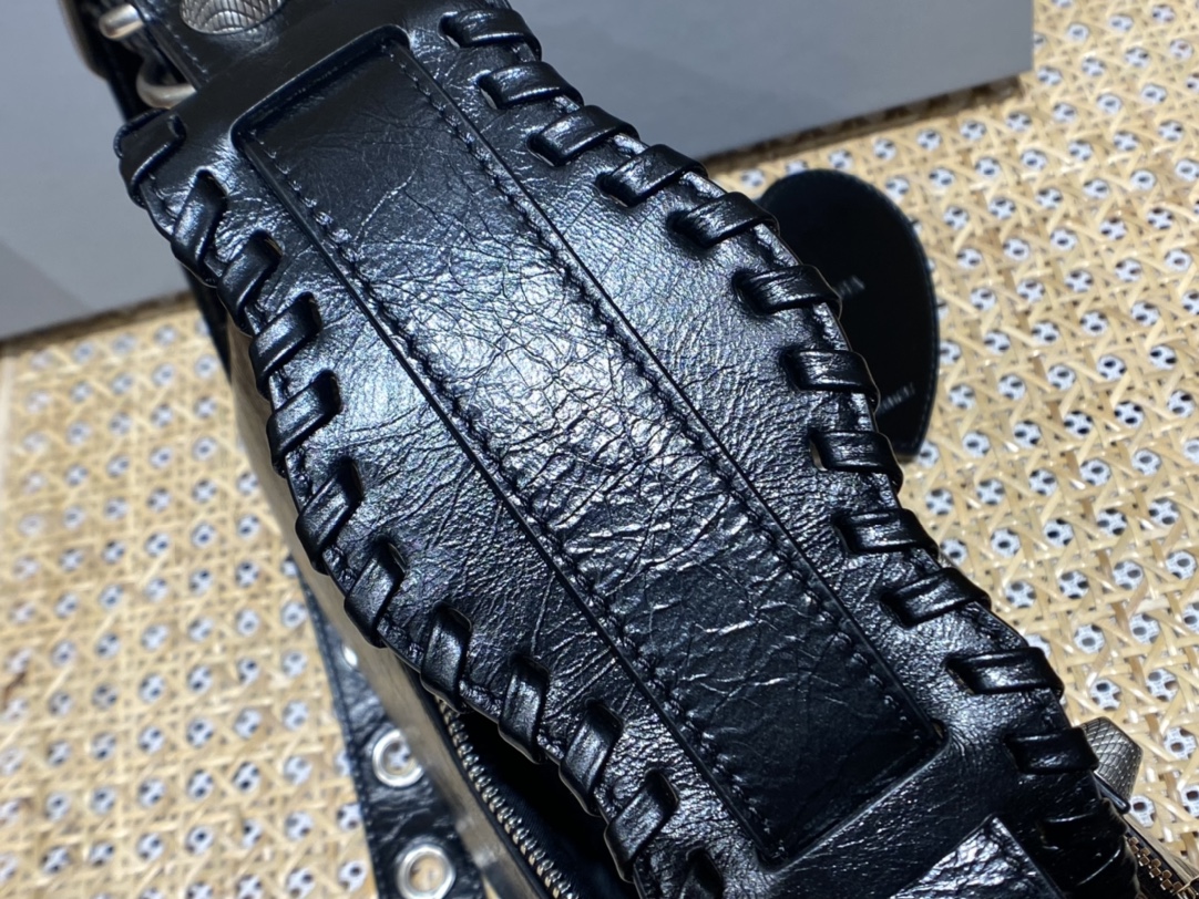 Balenciaga 秋冬新款 Le Cagole 33CM 月牙包 671307黑色