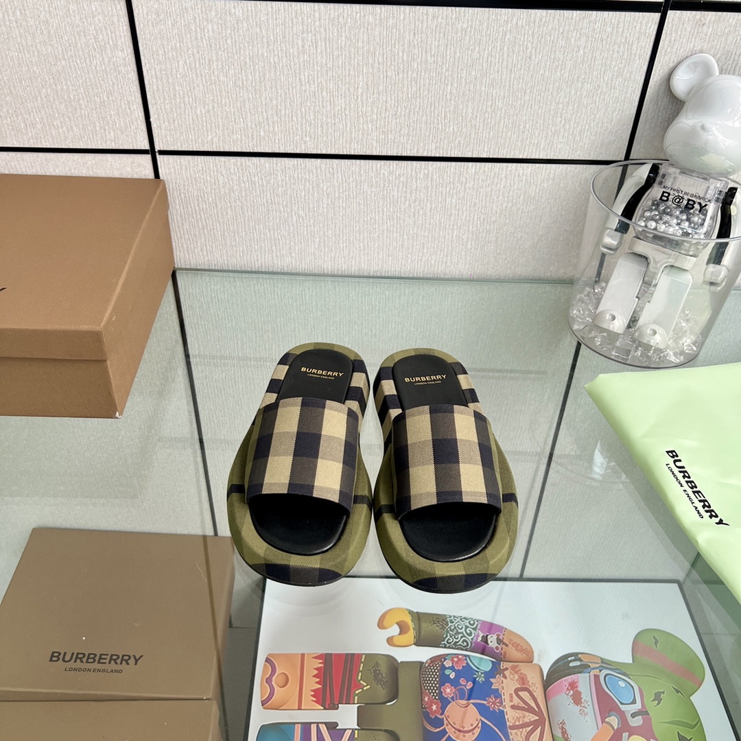 NO:260224,BURBERRY new style slippers.  Made by complex processes.  Absolutely high quality!  Imported cowhide surface and mesh structured upper surface.  With the embellishment of logo, it's so cool. It's equipped with a full set of counter packaging. Number of 35-40, slippers, burberry, burberry, slippers, cowhide19860909BURBERRY巴宝莉新款拖鞋．采用复杂的工序制造而成．绝对高品质！进口牛皮面、网状结构帮面．加上Logo的点缀,太酷了 配全套专柜包装 码数35－40,拖鞋,burberry,burberry,slippers,cowhide,Women's Shoes