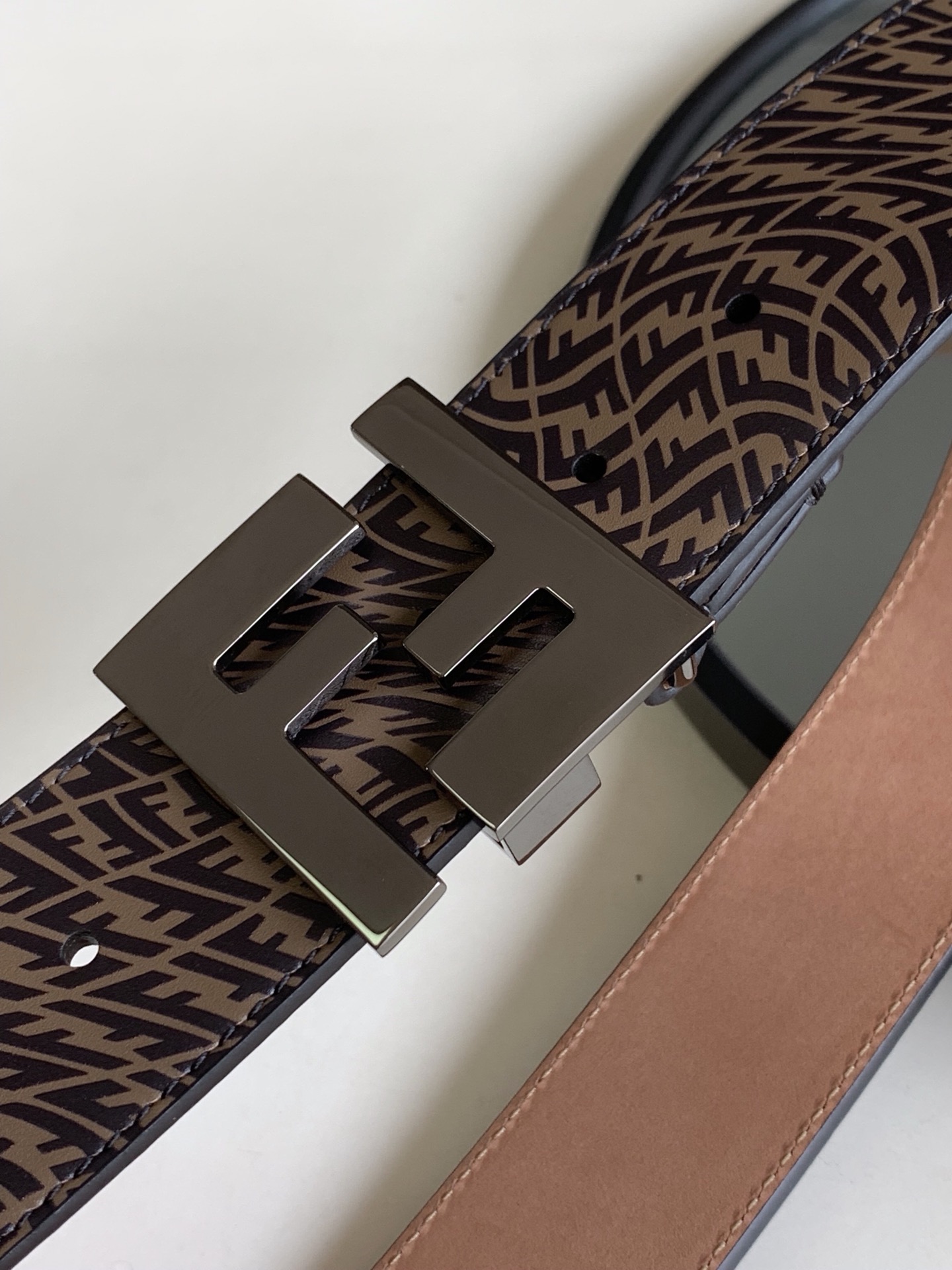 Fendi 五金做工精细 线条流畅 表面光滑 𝐙𝐏电镀工艺 香港通关【𝐇𝐀𝐀𝐒】 进口皮料