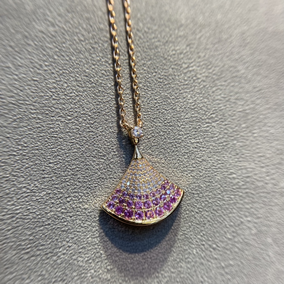 NO:101404,Baojia DIVAS series is developed according to zp, with perfect details. The special style gradient pink treasure   fine diamond, the overall texture is very layered, making the small fan turn into a pink skirt, and there is really no resistance to pink control. Last year's special style of the Chinese Valentine's Day holiday has been released in pink, and they will be launched in limited edition styles, returning to the topic, this necklace is really worth buying, with a high cost performance and is really delicious!  DIVAS' DREAM necklace draws inspiration from the elegant temperament of women and the charming atmosphere of the Eternal City, paying tribute to the most charming women with a unique Roman spirit. This necklace is feminine and elegant, presenting the gorgeousness of the marble of the Caracala Bathroom and the charming curves of the fan-shaped mosaic, reflecting the true essence of Italian aesthetics., Bulgari necklace, bvlgari, skirts, necklace19860909宝家 DIVAS系列 按zp开发,细节完美.特别款渐变粉宝 细钻,整体很有层次感 ,让小扇子变成了粉嫩的小裙子 ,对于粉色控实在没什么抵抗力 ,去年的七夕特别款出粉色开始,都会推出限量款,回归正题,这款项链真的值得入,性价比很高,真香！ DIVAS' DREAM项链从女性的优雅气质和永恒之城的迷人气息中汲取灵感,以独树一帜的罗马精神向最迷人的女性致敬.这款项链极具女性气质、精美雅致,呈现卡拉卡拉大浴场大理石的华美和扇形马赛克的迷人曲线,体现意大利美学的真正精髓.,宝格丽项链,bvlgari,skirts,necklace,Jewelry