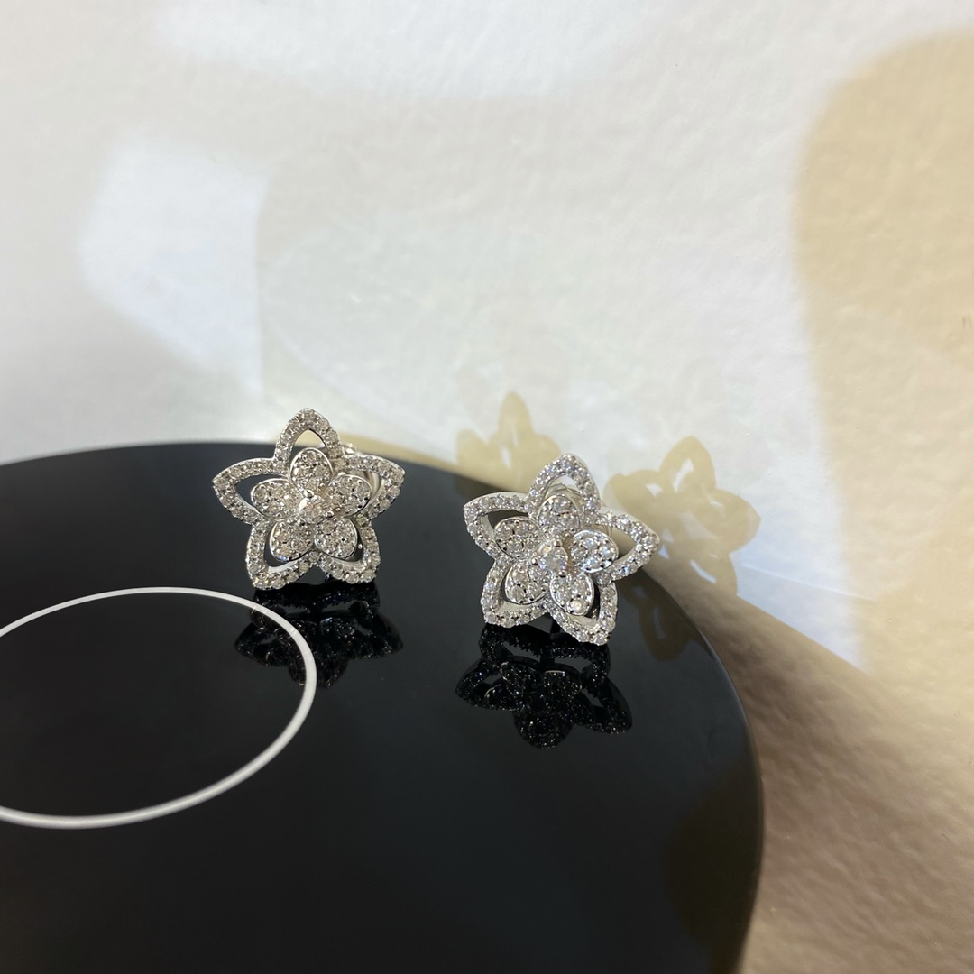 
Graff/Wild Flower白金耳环
wild flower耳环把繁花生命力戴在耳朵上，完美戳中