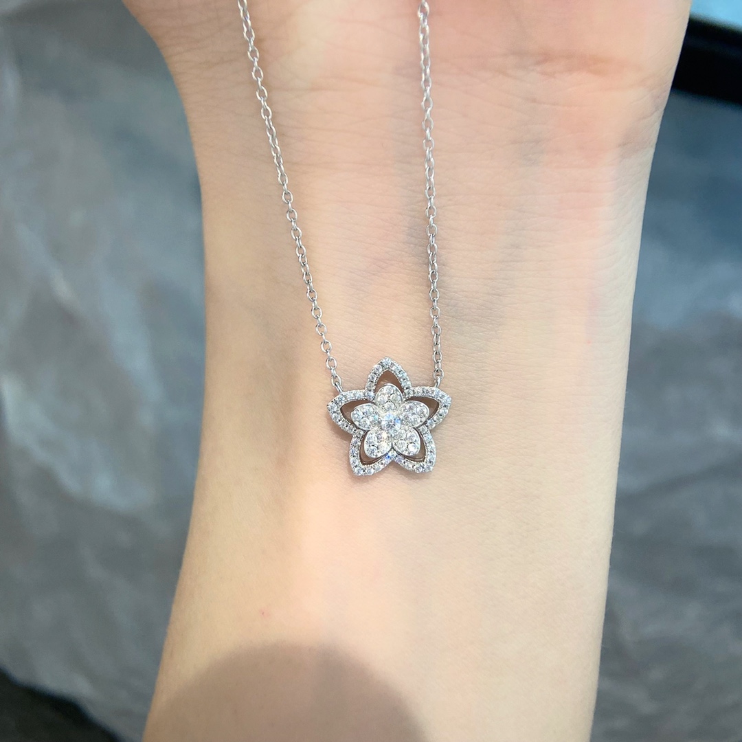 
FlowerGirl白金色Graff格拉芙繁花项链
wild flower项链把繁花生命力戴上身，完美