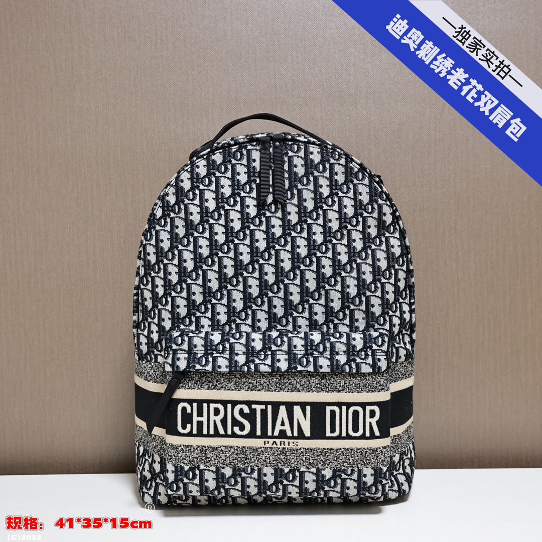 迪奥Dior 男士双肩包💰230 进口布料制作.满印老花logo设计.复古浓厚的艺术气息.经典的街拍背包款式.轻便.环保也有奢侈品的时尚设计.整体大胆又时髦. 规格:41*35*15cm