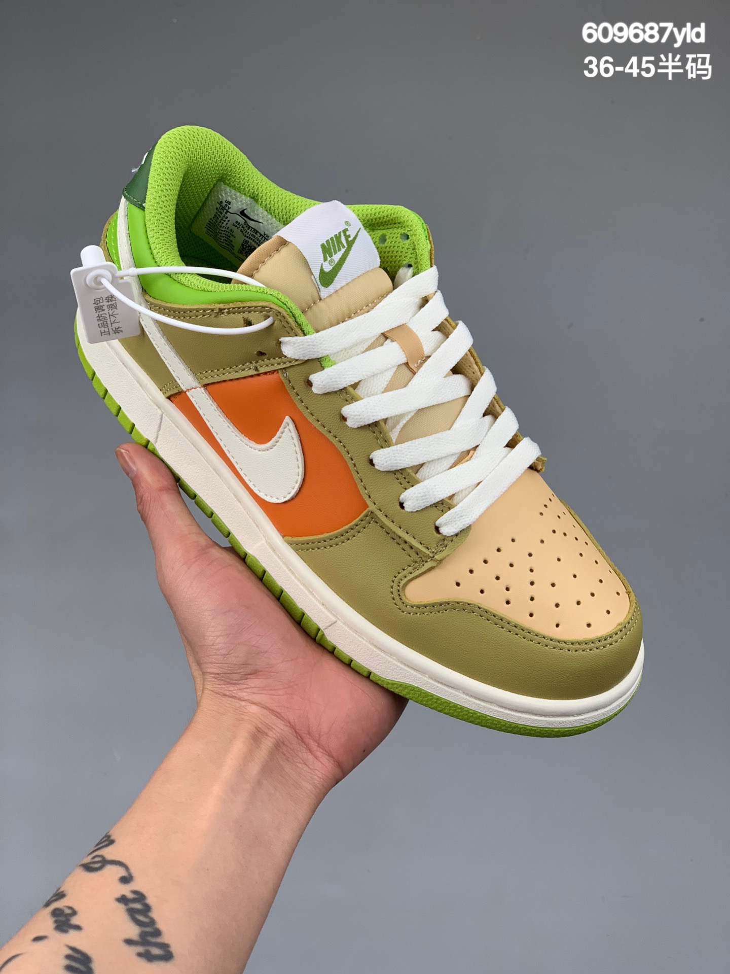 本地
耐克 Nike SB Zoom Dunk Low 板鞋 系列经典百搭休闲运动板鞋加厚鞋舌的填充，使舒适性大大提升，同时也更方便穿脱中底部分则加入了脚感柔软舒适ZoomAir气垫，有效吸收滑板等极限运动在落地时带来的冲击力，为街头运动者们提供更好的保护货号：DV9108尺码：36 36.5 37.5 38 38.5 39 40 40.5 41 42 42.5 43 44 45  
编码：609687yld