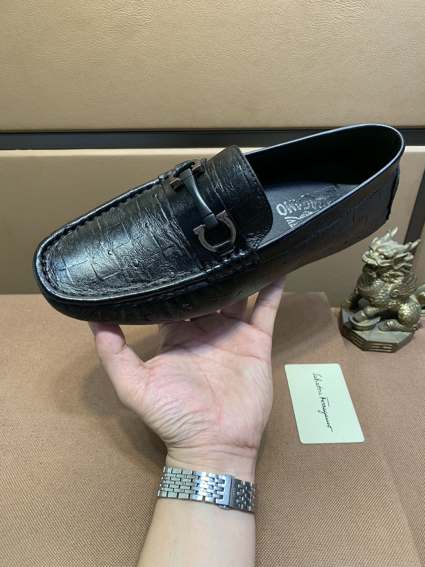 I5 🆘潮男必备菲拉格慕～豆豆鞋 专用独特设计，可供淘宝。最新•爆款，顶端品牌奢侈～代购，顶级～质量 。 鞋面選用进口原版柔软小牛皮➕全进口羊皮内里➕羊皮垫脚精细做工。原版个性时尚柔软橡膠耐磨防滑大底，上脚轻巧舒适，实物拍摄🎬實物更好看，