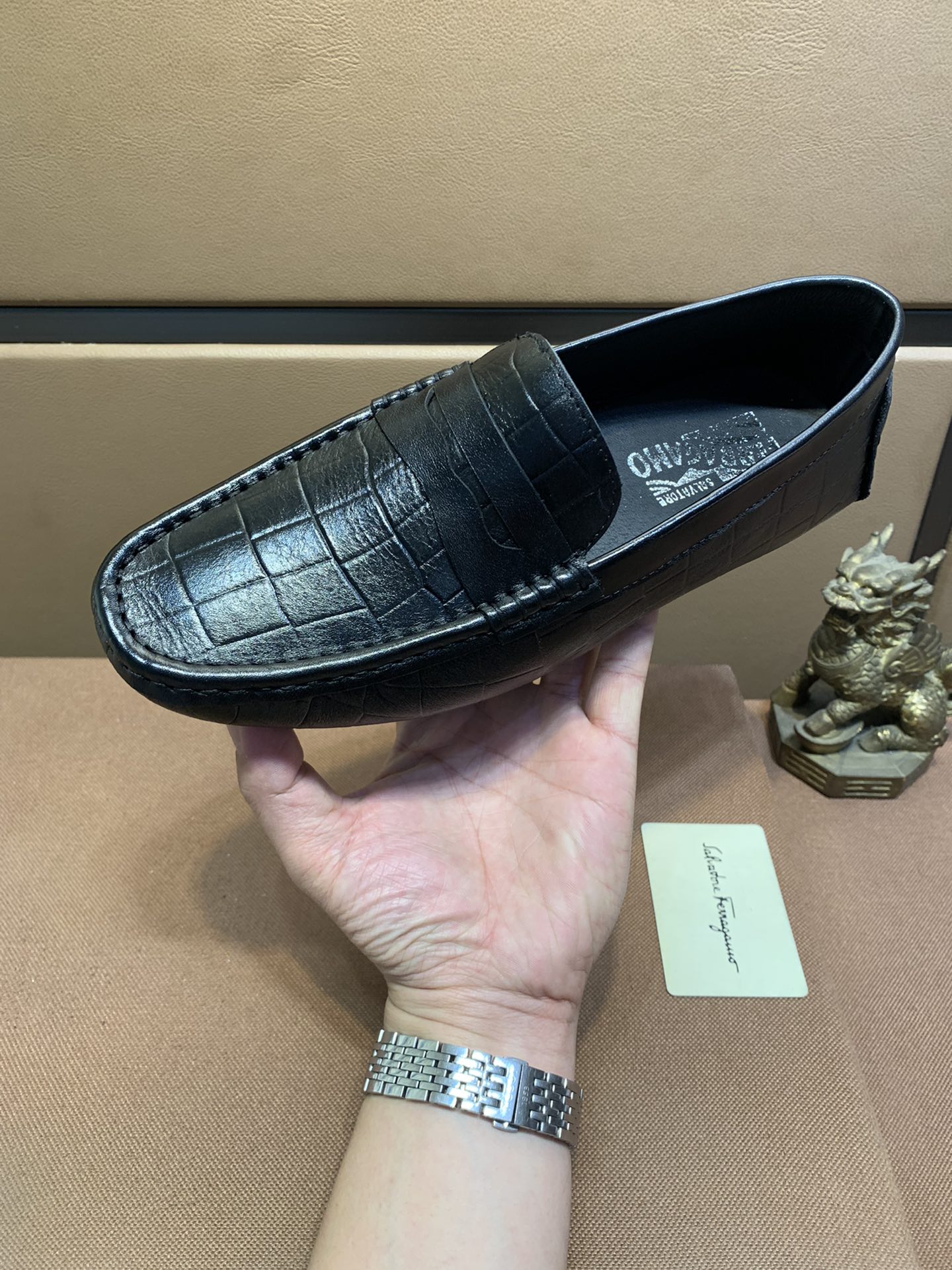 I5 🆘潮男必备菲拉格慕～豆豆鞋 专用独特设计，可供淘宝。最新•爆款，顶端品牌奢侈～代购，顶级～质量 。 鞋面選用进口原版柔软小牛皮➕全进口羊皮内里➕羊皮垫脚精细做工。原版个性时尚柔软橡膠耐磨防滑大底，上脚轻巧舒适，实物拍摄🎬實物更好看，