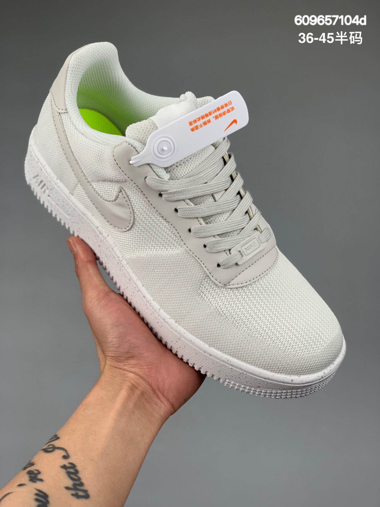 本地
耐克 Nike Wmns Air Force 1´07 LV8 GS “灰白红编织” 空军一号经典低帮百搭休闲运动板鞋 原楦开发版型纸版 翻毛皮拼接纤维革材质鞋面 正确无色差渐变效果 内置全掌Air Sole气垫 透明的编织风格 货号：DC4831- 002 
尺码：36-45（带半码）
编码：609657104d