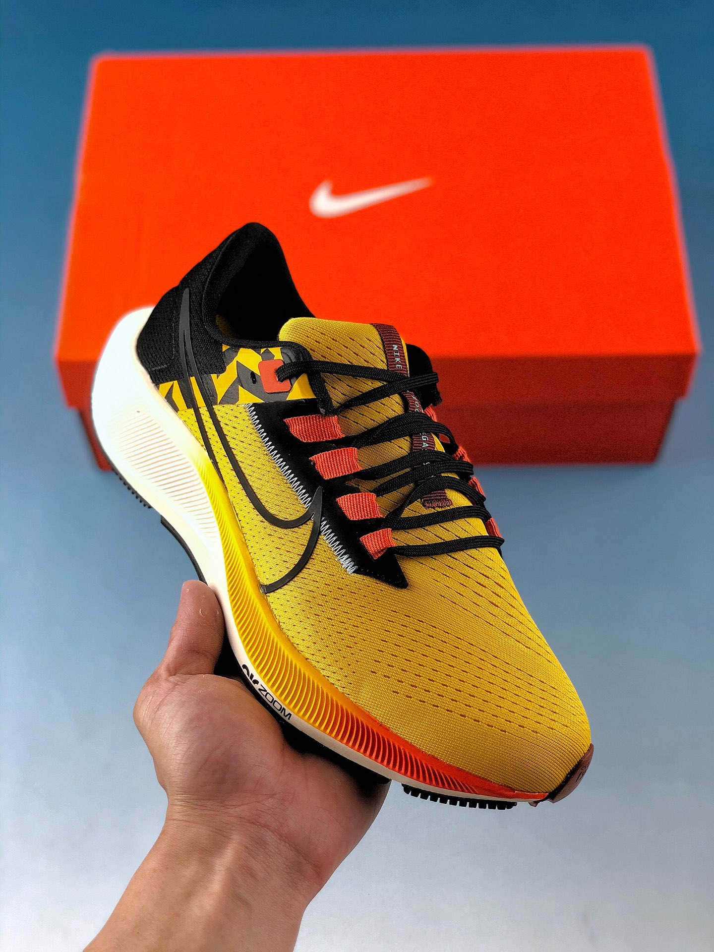  支持放店
NK Zoom Pegasus 38 登月38代系列九针眼网纱透气缓震疾速跑鞋 焕新升级 助力攻克湿滑的跑步征程 外底设计结合凹槽 铸就非凡抓地力 粘性橡胶助力提供非凡抓地力 合成材质与织物包覆双足 营造如袜子般透气舒适的穿着体验 传统鞋带系统易于调节 塑就个性化贴合体验 DO2423-739
Size 36 36.5 37.5 38 38.5 39 40 40.5 41 42 42.5 43 44 44.5 45