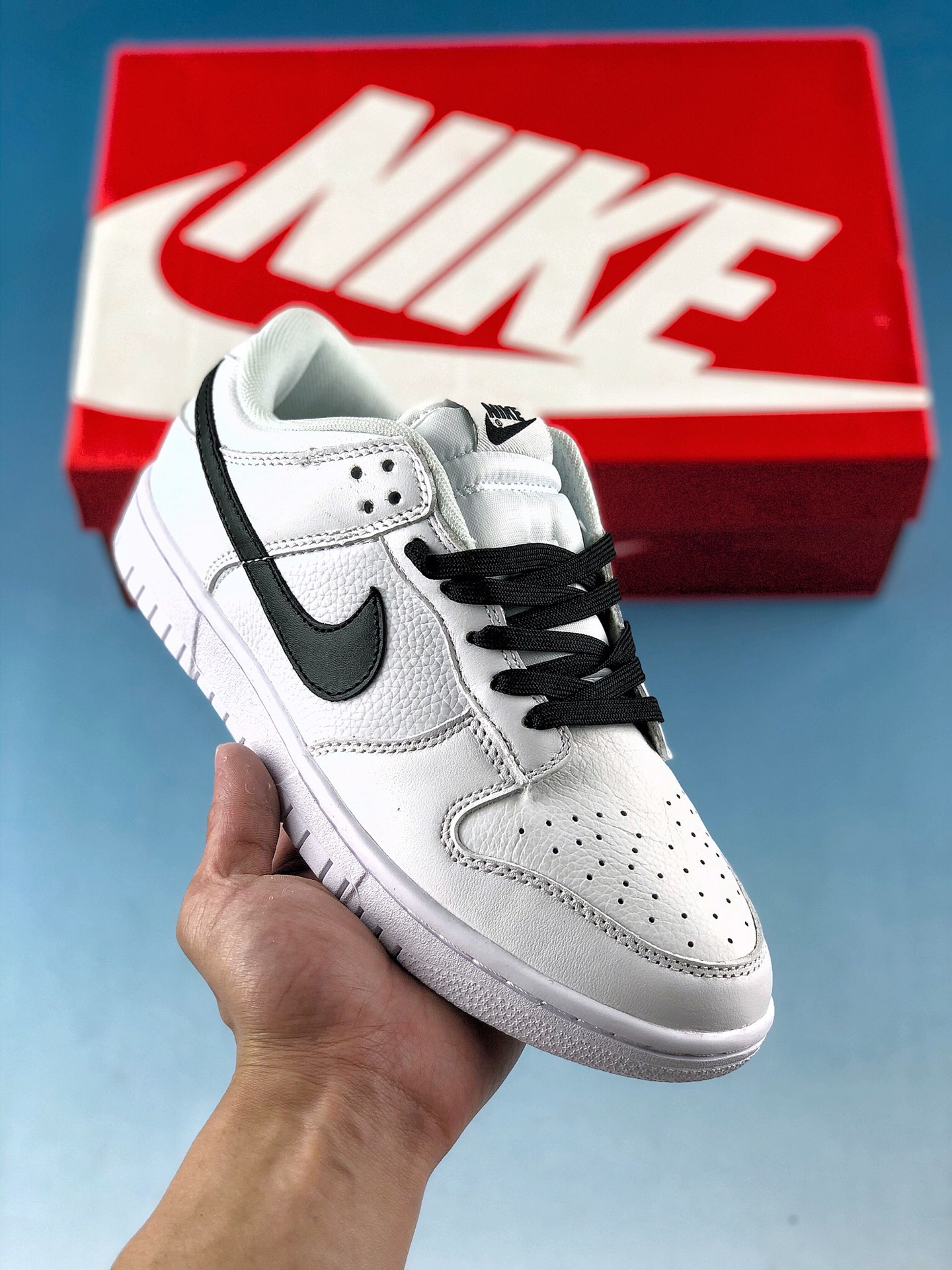  核心放店
NK SB Dunk low “white/black”  
原厂皮料 原厂冲刀 正确配件原盒，原厂自组大底，无解鞋型 正确中底四线拉帮，原厂中底布 
正确鞋带配件区别市面通货
Size：36 36.5 37.5 38 38.5 39 40 40.5 41 42 42.5 43 44 45