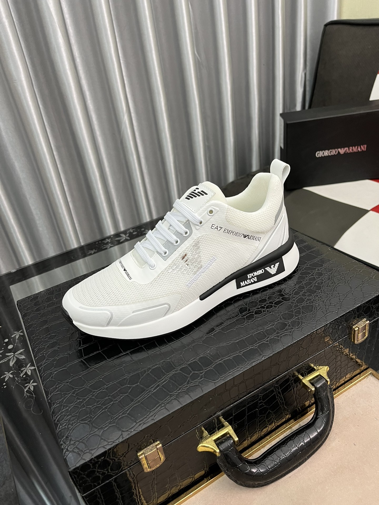 I5   阿玛尼男鞋Armani男士休闲鞋强] 材质进口牛皮磨砂皮，橡皮大底[足球]阳光帅气,可随意搭配.[胜利]年轻无极限,[爱情]你值得拥有。🎉码标38-443⃣️色可选