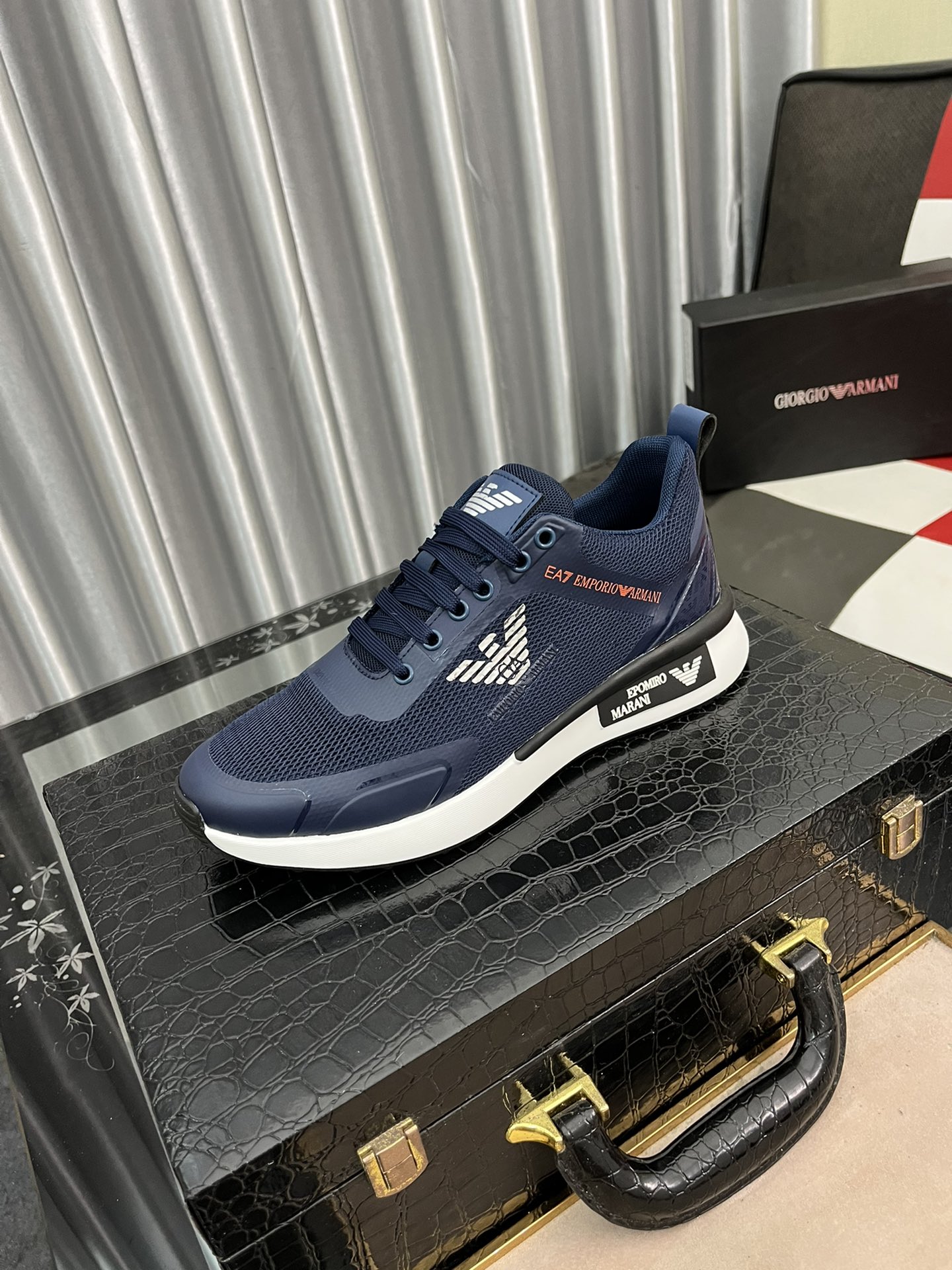 I5   阿玛尼男鞋Armani男士休闲鞋强] 材质进口牛皮磨砂皮，橡皮大底[足球]阳光帅气,可随意搭配.[胜利]年轻无极限,[爱情]你值得拥有。🎉码标38-443⃣️色可选