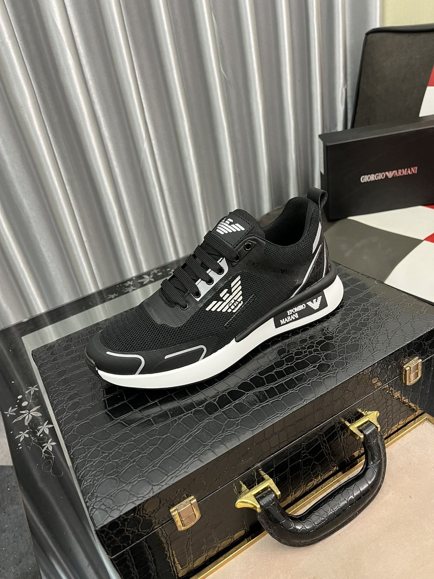 I5   阿玛尼男鞋Armani男士休闲鞋强] 材质进口牛皮磨砂皮，橡皮大底[足球]阳光帅气,可随意搭配.[胜利]年轻无极限,[爱情]你值得拥有。🎉码标38-443⃣️色可选